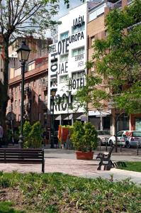 um edifício com um cartaz que diz que foi deixado de fora em Hotel Europa em Jaén