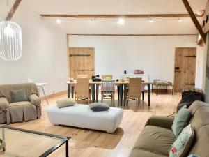 アネロンにあるMagnificent Renovated Farmhouse - 10 Min A7 -のテーブルとソファのあるリビングルーム
