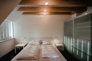ドランスケにあるFerienhaus Nordbriseのベッド2台とテーブル2台が備わる部屋