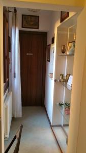 een hal met een witte koelkast en een deur bij Piccolo appartamento a San Marco in Venetië