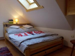 Łóżko lub łóżka w pokoju w obiekcie Domek i Apartamenty Stokrotka
