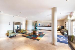 un soggiorno con divano e tavolo di Quality Inn & Suites Conference Center a Winter Haven