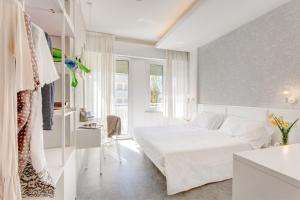 A bed or beds in a room at Hotel Majestic