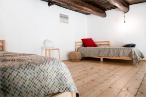 sypialnia z 2 łóżkami i kanapą w obiekcie Casa Magà w mieście Neapol