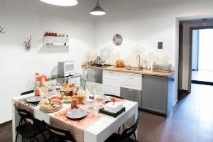 una cocina con una mesa con comida. en Casa Magà, en Nápoles