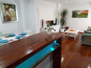 eine Küche und ein Wohnzimmer mit einer Holztreppe in der Unterkunft Apartamento entero "El Casco Antiguo" in Xàtiva