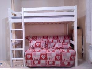 コトレにあるSTUDIO COSY AVEC TERRASSE ET JARDINETの白い二段ベッド(赤い毛布付)