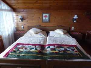 a bedroom with two beds in a log cabin at Gästezimmer Weiss in Maria Taferl