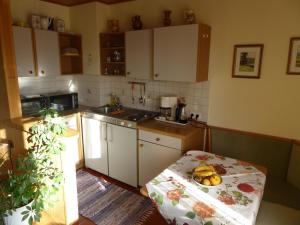 A kitchen or kitchenette at Gästezimmer Weiss Még 28 kép