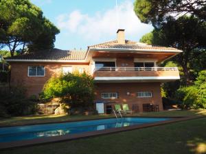 a house with a swimming pool in front of it at loft apartamento con piscina in Sant Andreu de Llavaneres