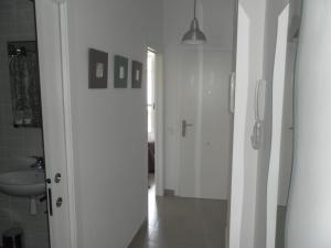 um corredor com uma casa de banho branca com um lavatório em Carrer de Dénia em Valência