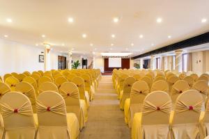 Riverside Hotel Saigon tesisinde bir iş alanı ve/veya konferans odası