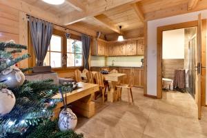uma cozinha e sala de estar com uma árvore de Natal numa casa em Przytulny Domek I em Zakopane