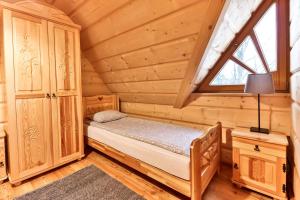 une chambre avec un lit dans une cabane en rondins dans l'établissement Przytulny Domek I, à Zakopane 37 autres photos