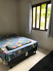 1 dormitorio con 1 cama con edredón en Casa Praia Rasa, en Búzios
