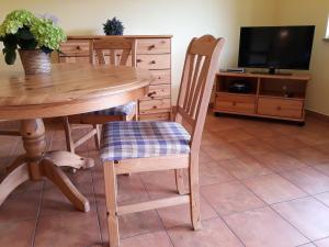 TV a/nebo společenská místnost v ubytování Ferienhaus Am Seeufer + 26 fotografií