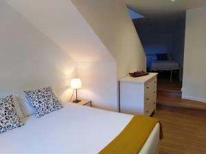 1 dormitorio con 1 cama, vestidor y silla en Ca de Géraldine, en El Pont de Suert