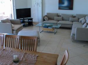 sala de estar con sofá y mesa en Villa La Barca, en Maruggio