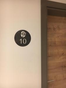 a door sign on a wall next to a door at ApartHotel Rose in Ellwangen