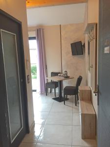 TV a/nebo společenská místnost v ubytování L'ESCALE COTE BLEUE B&B AND Spa