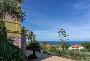 una vista sull'oceano da una casa di Villa Santa Lucia a Cefalù