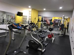 Posilňovňa alebo fitness centrum v ubytovaní Hotel Executive Arrey