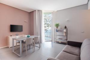 ein Wohnzimmer mit einem Tisch und einem Sofa in der Unterkunft YouRelais Pergolesi in Neapel