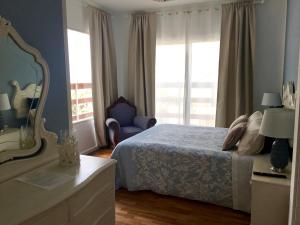 1 dormitorio con cama y ventana grande en Casa Doramas B&B VV en Las Palmas de Gran Canaria