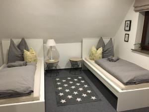 a room with two beds with stars on them at 23 Fielweg in Wewelsfleth
