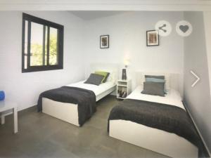 Postel nebo postele na pokoji v ubytování Modern villa with sea views + 28 fotografií