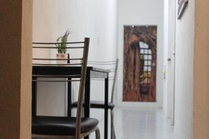 Casa en el centro de veracruz في فيراكروز: جلسة كرسي بجانب طاولة عليها نبات