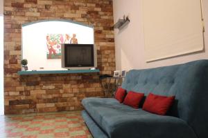a living room with a blue couch and a tv at Casa en el centro de veracruz in Veracruz