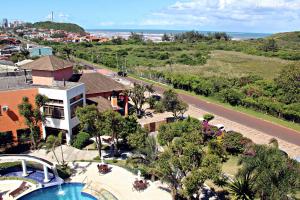 uma vista aérea de um resort com uma piscina em Guarita Park Hotel - By Life Hotéis em Torres