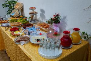 - une table avec un buffet de nourriture et de boissons dans l'établissement Hotel & Residence Matarese, à Ischia