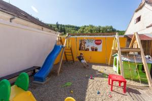 un niño está jugando en una sala de juegos con un tobogán en Country Saloon, en Vranov nad Dyjí