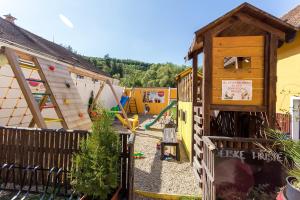 un patio de juegos con una casa de juegos y un parque infantil en Country Saloon, en Vranov nad Dyjí
