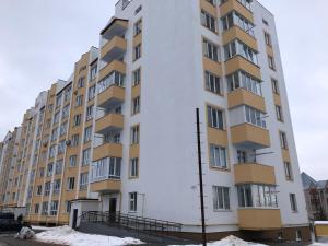 ヴィーンヌィツャにあるЕвро на Подольеの雪の降るアパートメントビル