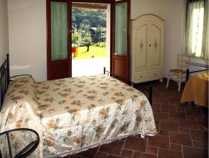 a bedroom with a bed and a table and a window at Agriturismo La Via Del Sale in Pignone