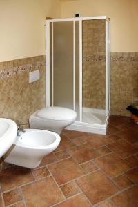 y baño con 2 aseos y ducha. en Agriturismo La Via Del Sale, en Pignone