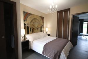 Łóżko lub łóżka w pokoju w obiekcie Alvear Suites