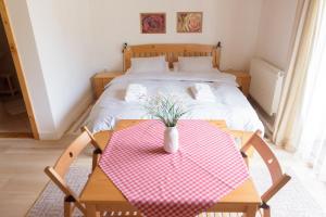 Ένα ή περισσότερα κρεβάτια σε δωμάτιο στο Žltý Dom