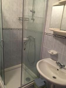 Kúpeľňa v ubytovaní medencés önálló 4 fős 2 légterű, felszerelt földszinti apartman, terasszal, wi-fivel, 30 méterre a strandtól + 37 fotografií