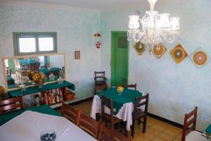 uma sala de jantar com uma mesa e um espelho em Pousada Estrela do Oriente em Taíba