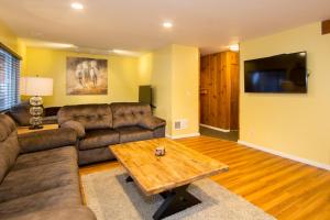 uma sala de estar com um sofá e uma mesa de centro em Edelweiss Lodge em Mammoth Lakes