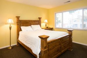 A bed or beds in a room at Edelweiss Lodge