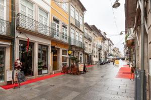 eine leere Straße in einer alten Stadt mit Gebäuden in der Unterkunft Berço de Mordomias in Braga