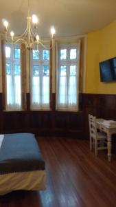 フェレチョサにあるHotel restaurante Parador de Felechosaのベッドルーム1室(ベッド1台、テーブル、窓付)