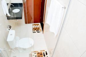 uma casa de banho com um WC e um lavatório em Pousada Pouso Vitoria em Pirenópolis