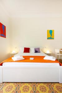 ein Schlafzimmer mit einem großen weißen Bett in einem Zimmer in der Unterkunft Una Notte al Museo in Neapel