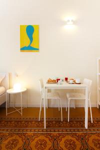 ein Esszimmer mit einem weißen Tisch und Stühlen in der Unterkunft Una Notte al Museo in Neapel
